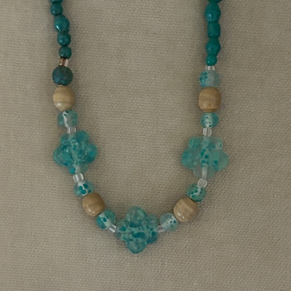 Elegant Turquoise Beaded Necklace and Bracelet Set with Flowers - Picture 2 of 6